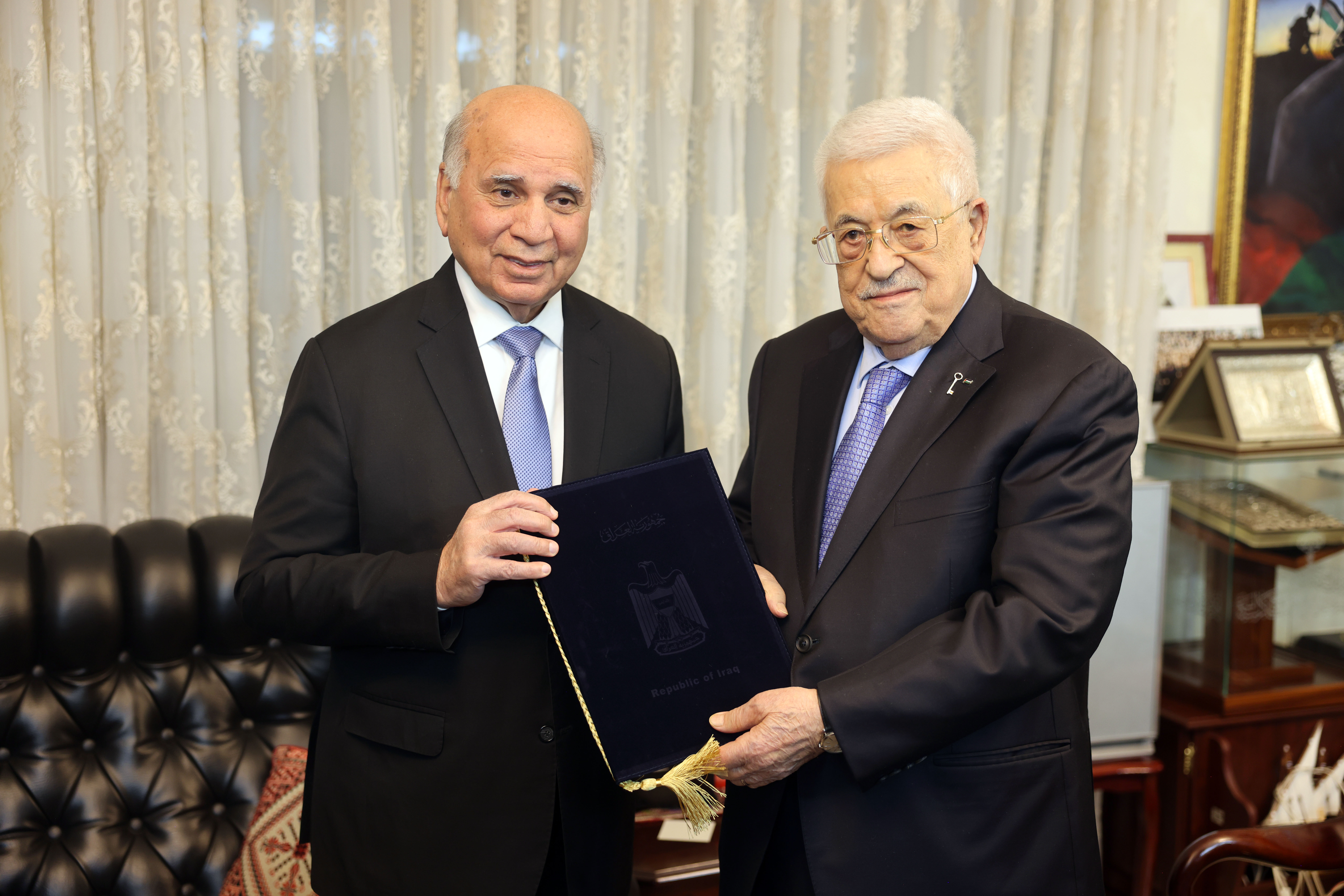 الرئيس محمود عباس أثناء لقائه وزير الخارجية العراقي فؤاد حسين (تصوير: ثائر غنايم)